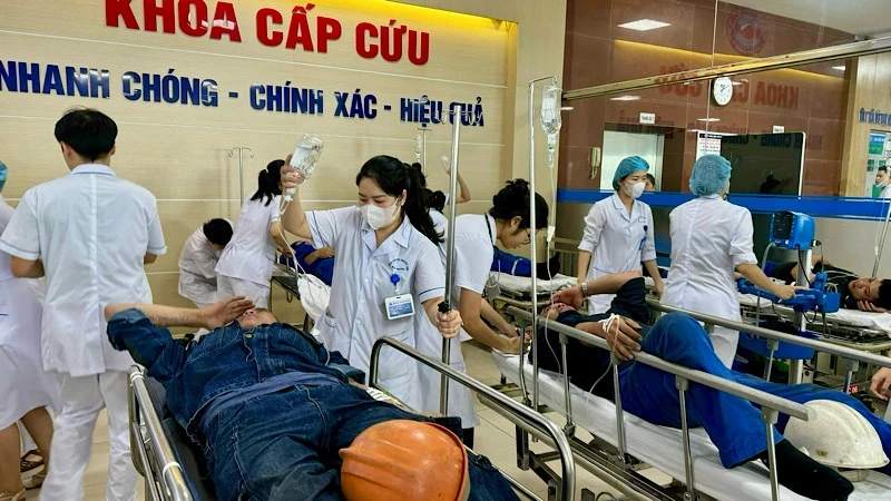 Các công nhân nghi ngộ độc thực phẩm được điều trị tại Bệnh viện Hữu nghị Việt-Tiệp.