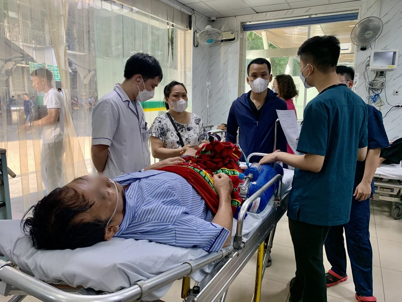 Bệnh nhân đột quỵ nhập viện tại Trung tâm Đột quỵ, Bệnh viện Bạch Mai.