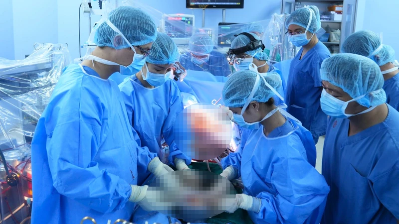 Kíp bác sĩ, điều dưỡng của Bệnh viện Trung ương Quân đội 108 thực hiện ca ghép tim cho người bệnh có tim nhân tạo đầu tiên tại Việt Nam.