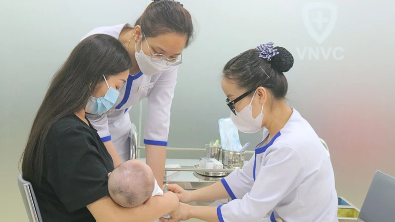 Chủ động tiêm vaccine để phòng bệnh bạch hầu. 