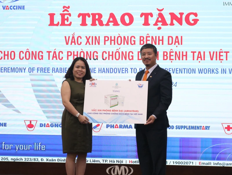 Tiến sĩ Nguyễn Thị Thanh Hương, Trưởng văn phòng Chương trình phòng, chống bệnh dại Quốc gia tiếp nhận 10.000 liều vaccine phòng bệnh dại.