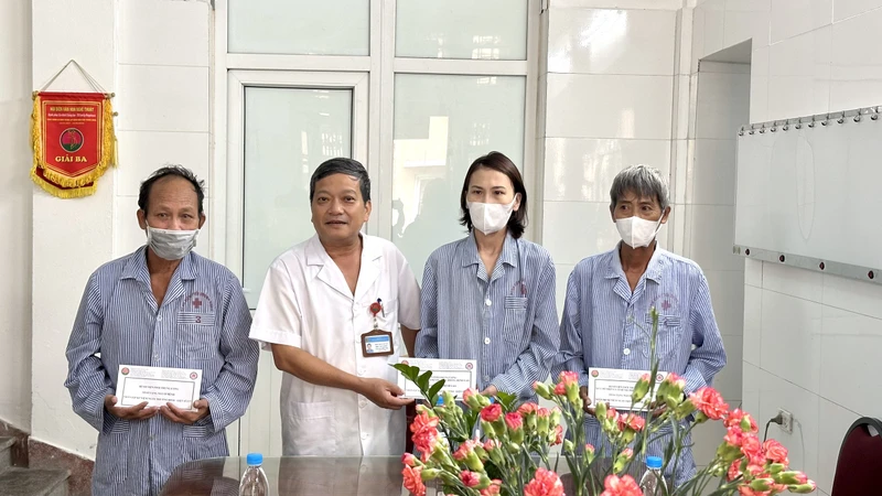 Tiến sĩ, bác sĩ cao cấp Đinh Văn Lượng, Giám đốc Bệnh viện Phổi Trung ương tặng quà cho thương binh, bệnh binh, người nhà người bệnh có hoàn cảnh khó khăn.