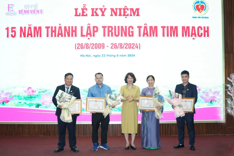 Phó Giáo sư, Tiến sĩ Nguyễn Thị Liên Hương, Thứ trưởng Y tế tặng Bằng khen cho các cá nhân.