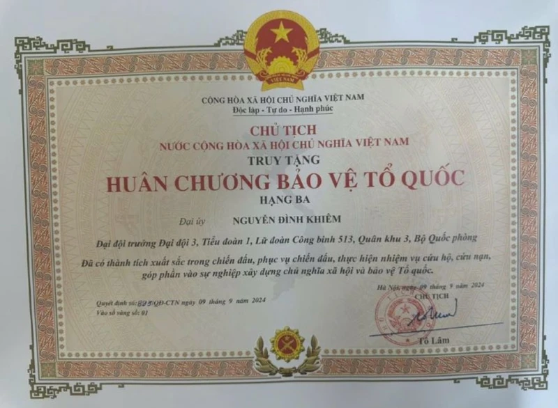 Huân chương Bảo vệ Tổ quốc hạng Ba truy tặng Đại úy Nguyễn Đình Khiêm. (Ảnh: Cục Tuyên huấn cung cấp)