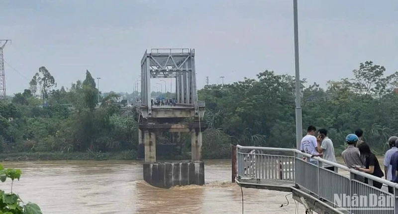 Lũ lớn làm sập cầu Phong Châu tại Phú Thọ