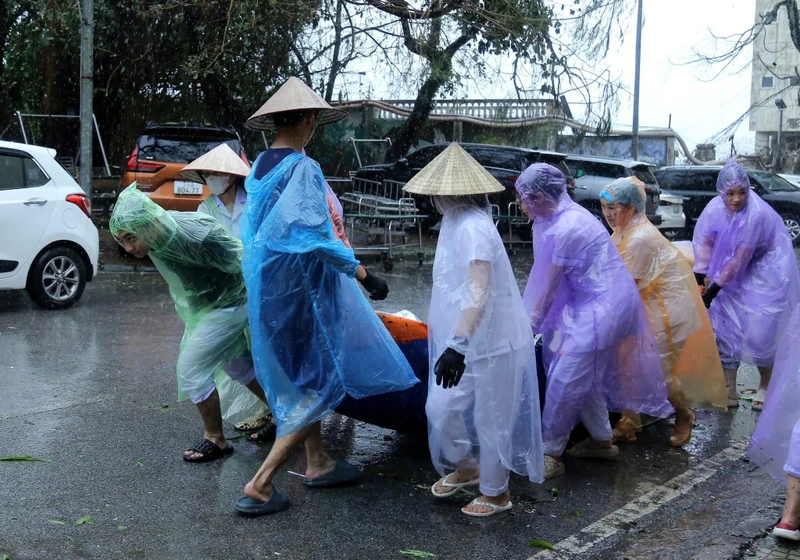 Các cơ sở y tế đang khắc phục hậu quả sau bão. 