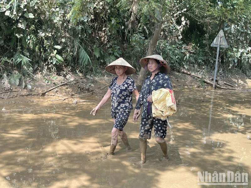 Nhiều người dân sống chung với bùn, đất thời gian dài sau đợt ảnh hưởng bởi mưa, lụt do cơn bão số 3 gây ra. 