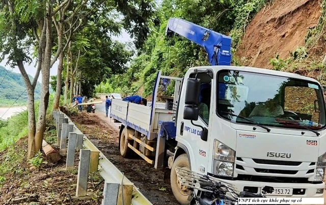 VNPT Lào Cai đã khẩn trương triển khai lực lượng kỹ thuật và phương tiện đến khu vực gặp sự cố để khôi phục mạng lưới liên lạc trong điều kiện thời tiết khắc nghiệt và địa hình hiểm trở. 