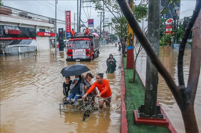 Người dân sơ tán khỏi vùng ngập lụt sau những trận mưa lớn do ảnh hưởng của bão Yagi tại tỉnh Rizal, Philippines, ngày 2/9/2024. (Ảnh minh họa: THX/TTXVN)