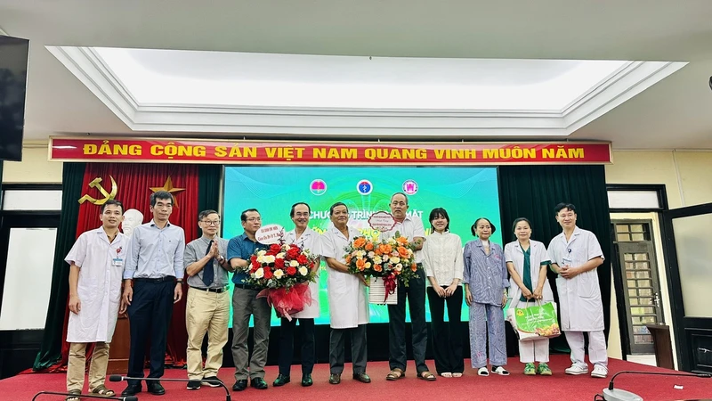 Ban lãnh đạo bệnh viện chúc mừng bệnh nhân ghép phổi.