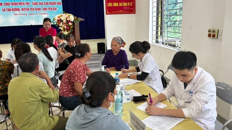 Hàng trăm người dân Yên Bái, Phú Thọ được khám các bệnh da liễu sau bão lũ