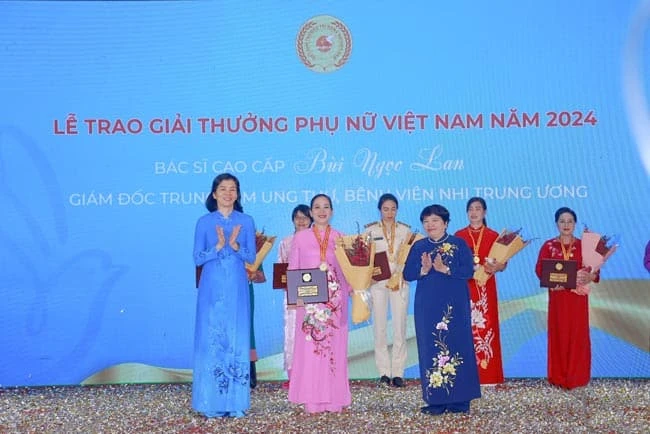 Tiến sĩ, bác sĩ Bùi Ngọc Lan, Giám đốc Trung tâm Ung thư, Bệnh viện Nhi Trung ương nhận giải thưởng Phụ nữ Việt Nam năm 2024.