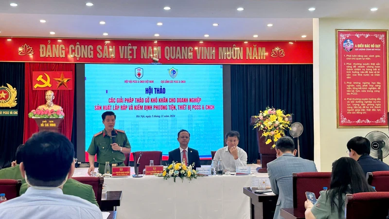 Đại tá Nguyễn Minh Khương, Phó Cục trưởng Cục Cảnh sát Phòng cháy chữa cháy và Cứu nạn cứu hộ cùng lãnh đạo một số phòng nghiệp vụ của C07 đã trực tiếp giải đáp các vướng mắc mà các doanh nghiệp trình bày tại hội thảo.