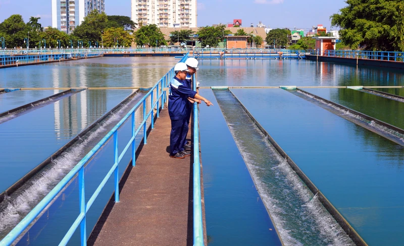 Nhân viên Nhà máy kiểm tra chất lượng nước ở Nhà máy nước Thủ Đức