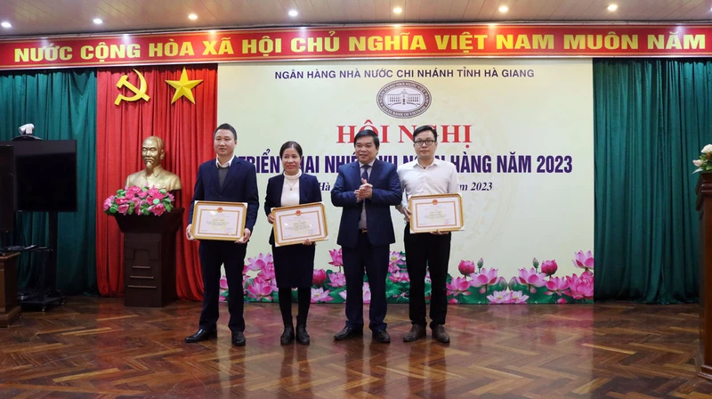 Lãnh đạo Ngân hàng Nhà nước Chi nhánh tỉnh Hà Giang trao Bằng khen của Thống đốc Ngân hàng Nhà nước cho tập thể, cá nhân có thành tích xuất sắc.