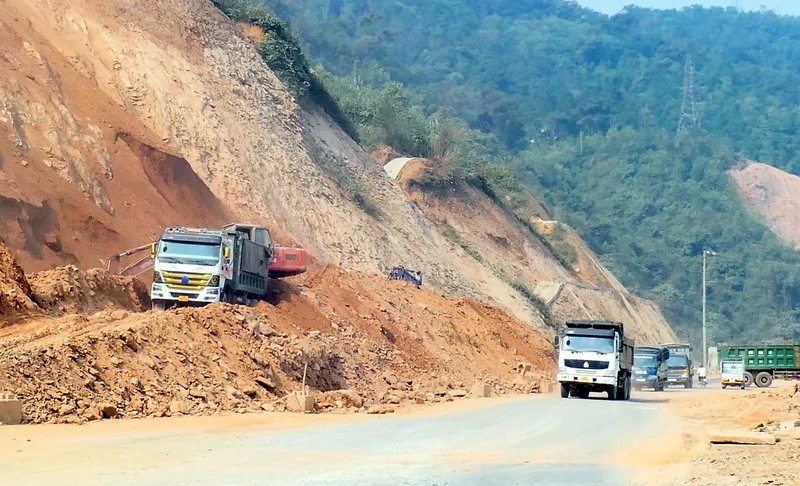 Khẩn trương thi công dự án nâng cấp Quốc lộ 2 đoạn qua thành phố Hà Giang, tỉnh Hà Giang.