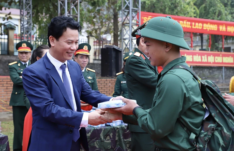 Bí thư Tỉnh ủy Hà Giang Đặng Quốc Khánh tặng quà cho tân binh lên đường nhập ngũ tại Lễ giao, nhận quân huyện Vị Xuyên.