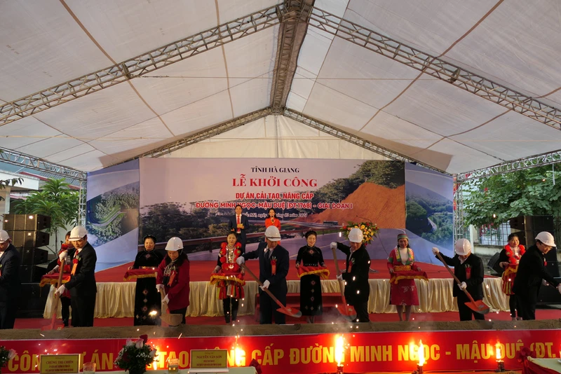 Các đồng chí lãnh đạo tỉnh Hà Giang thực hiện nghi thức khởi công công trình.