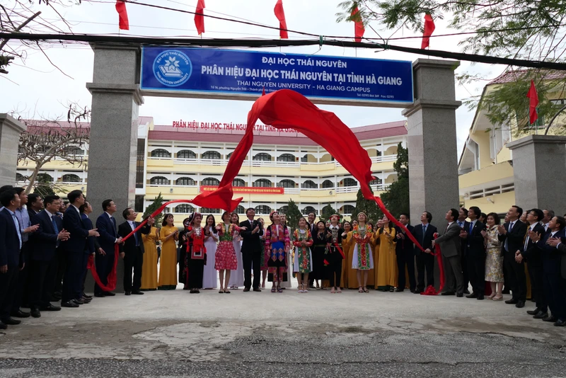 Lãnh đạo Bộ Giáo dục và Đào tạo và tỉnh Hà Giang thực hiện nghi thức khai trương Phân hiệu Đại học Thái Nguyên tại Hà Giang.