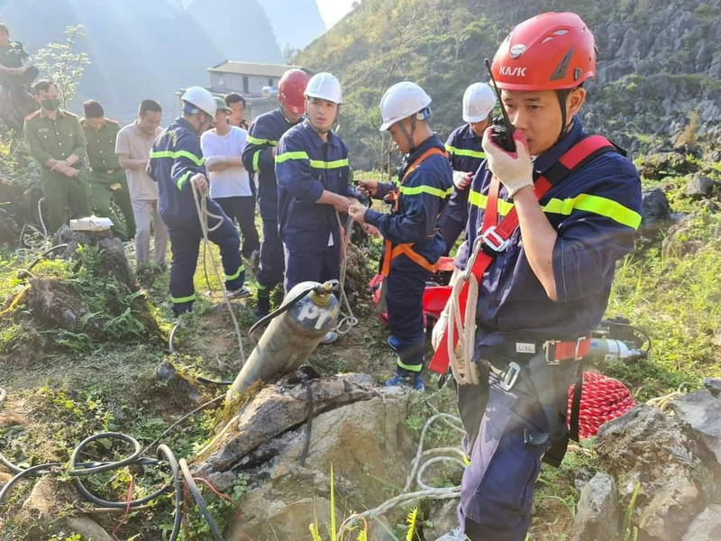 Lực lượng cứu hộ tìm kiếm nạn nhân rơi xuống hang sụt tại Mèo Vạc. (Ảnh: Công an tỉnh Hà Giang)