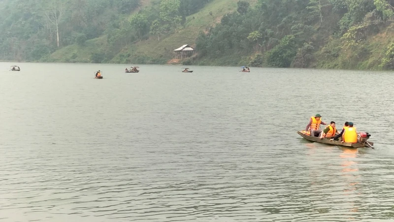 Lực lượng chức năng đang tìm kiếm người mất tích trên sông Lô do bị lật thuyền. (Ảnh: CTV)