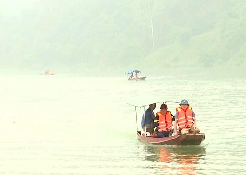 Lực lượng chức năng tìm kiếm hai nạn nhân mất tích trong vụ lật thuyền trên sông Lô. (Ảnh: CTV)