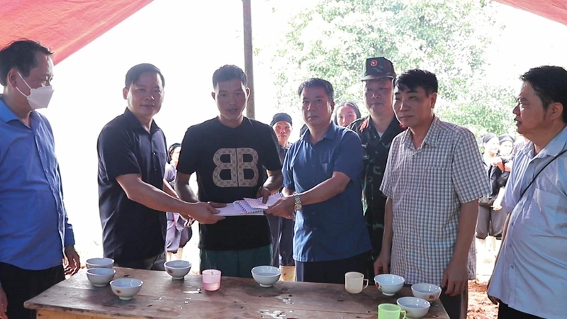 Lãnh đạo huyện Hoàng Su Phì thăm hỏi gia đình bị nạn do sạt lở đất.