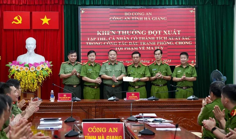 Lãnh đạo Công an tỉnh Hà Giang thưởng nóng cho các lực lượng triệt phá chuyên án ma túy.