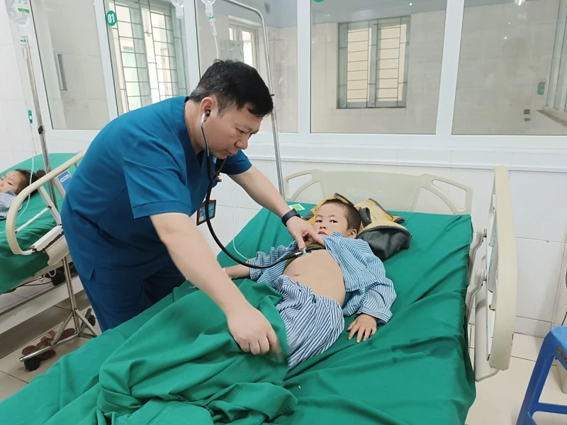 Bệnh nhi ngộ độc quả hồng châu điều trị tại Bệnh viện Đa khoa tỉnh Hà Giang.