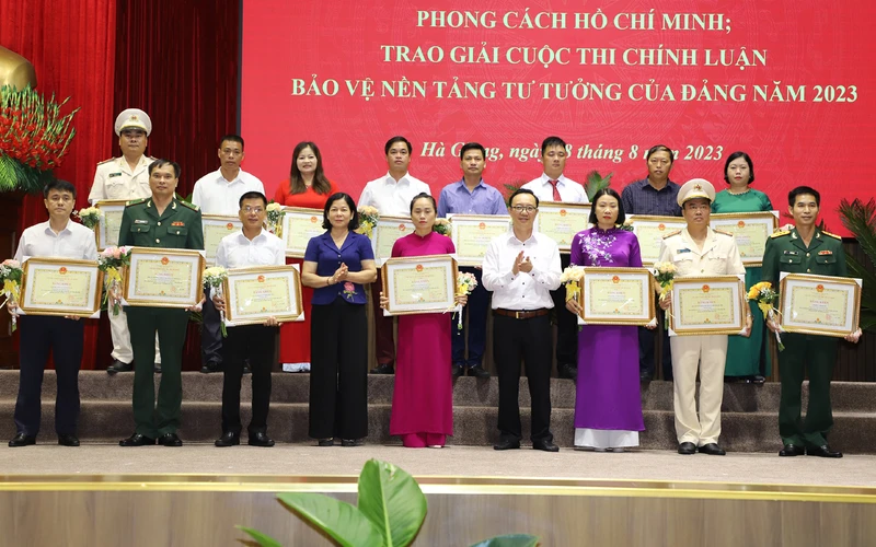 Lãnh đạo tỉnh Hà Giang tặng bằng khen cho các tập thể tiêu biểu trong học tập và làm theo tư tưởng, đạo đức, phong cách Chủ tịch Hồ Chí Minh.