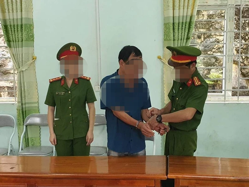 Cơ quan Cảnh sát Điều tra, Công an tỉnh Hà Giang thi hành lệnh bắt tạm giam Dương Văn Cảnh.