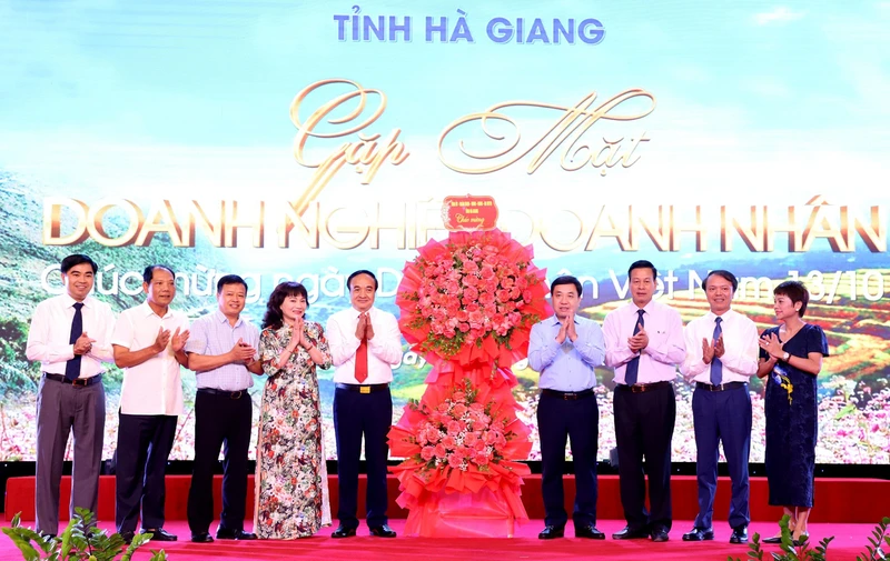 Lãnh đạo tỉnh Hà Giang tặng hoa chúc mừng Hội Doanh nghiệp tỉnh Hà Giang.