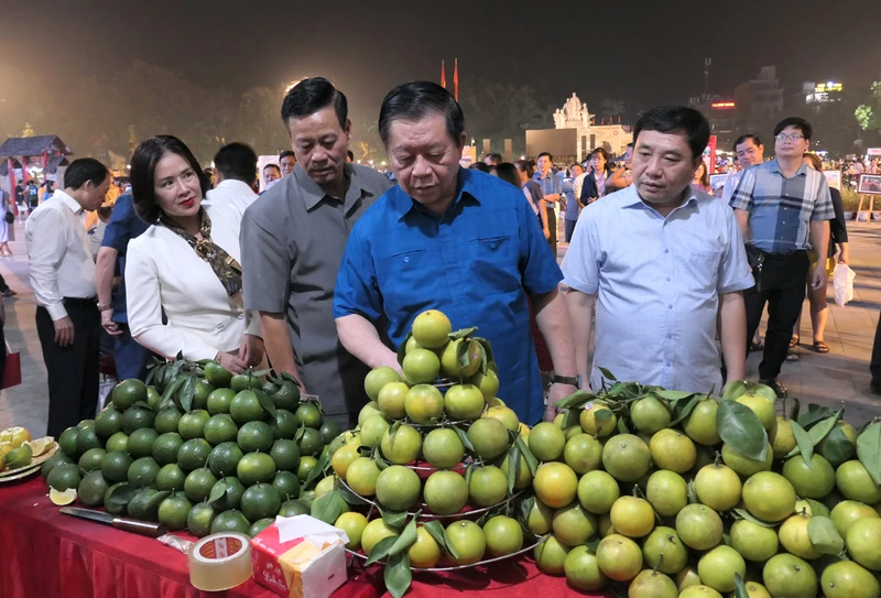 Trưởng Ban Tuyên giáo Trung ương Nguyễn Trọng Nghĩa tham quan gian trưng bày sản phẩm Hà Giang.
