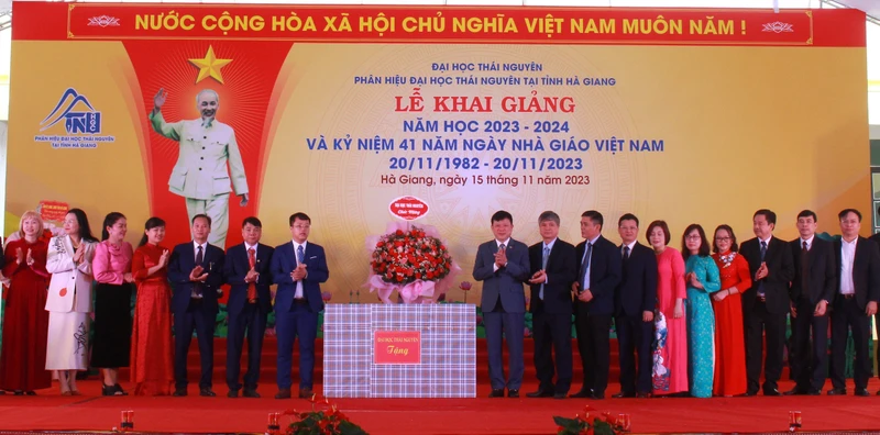 Lãnh đạo Đại học Thái Nguyên tặng hoa chúc mừng Phân hiệu Đại học Thái Nguyên tại Hà Giang.