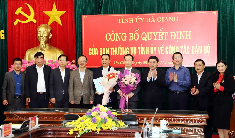 Các đồng chí lãnh đạo tỉnh Hà Giang trao quyết định, tặng hoa chúc mừng các đồng chí được điều động, bổ nhiệm.