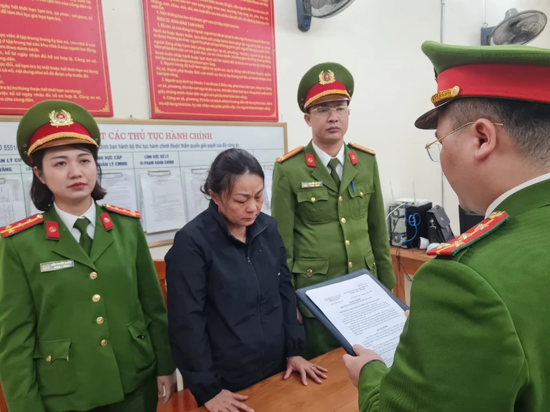 Cơ quan công an đọc lệnh bắt tạm giam đối với bị can Vũ Thị Thu Hòa.