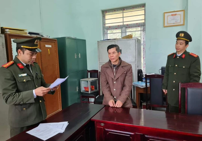 Cơ quan An ninh điều tra, Công an tỉnh Hà Giang thi hành lệnh bắt tạm giam Hoàng Văn Trực. (Ảnh: Nguyễn Lân)