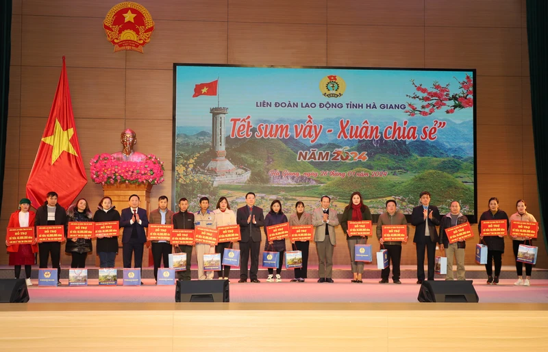 Lãnh đạo tỉnh Hà Giang trao 15 mái ấm công đoàn cho đoàn viên có hoàn cảnh khó khăn.