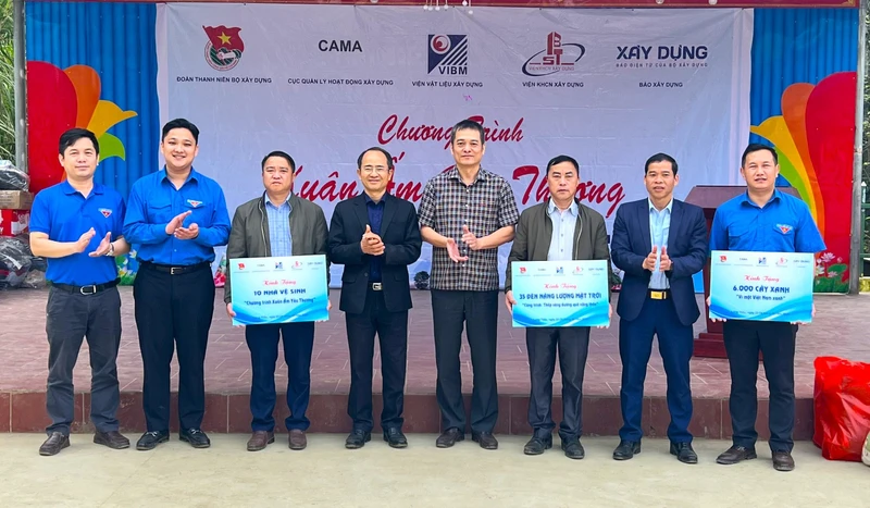 Đoàn Thanh niên Bộ Xây dựng trao quà cho xã Lũng Thầu.