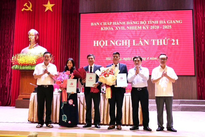 Các đồng chí lãnh đạo tỉnh Hà Giang tặng hoa chúc mừng các đồng chí được chuẩn y tham gia Ban Thường vụ, Ban Chấp hành Đảng bộ tỉnh Hà Giang.