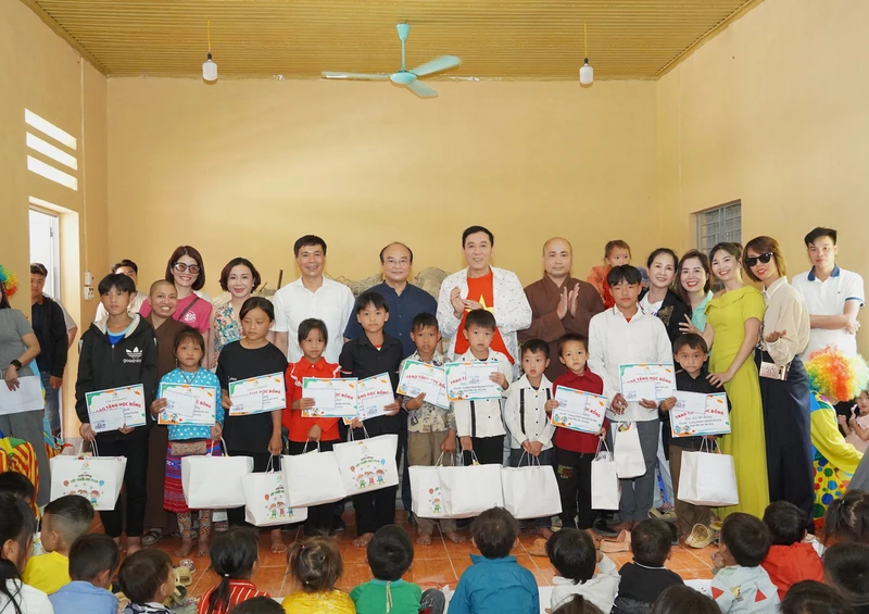 Đoàn từ thiện Tâm An Charity tặng quà cho trẻ em thôn Sả Lủng.
