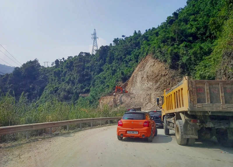 Điểm sạt lở trên Quốc lộ 4C, địa phận xã Minh Tân, huyện Vị Xuyên đã thông xe.