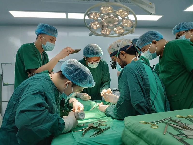 Các y, bác sĩ phẫu thuật chỉnh hình, khuyết tật hệ vận động miễn phí cho bệnh nhân nghèo tại Hà Giang.