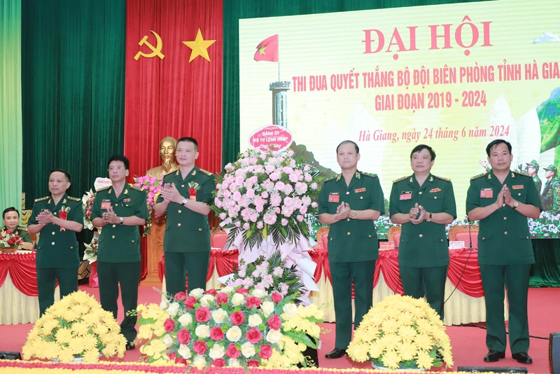 Trung tướng Nguyễn Anh Tuấn, Bí thư Đảng ủy, Chính ủy Bộ đội Biên phòng tặng hoa chúc mừng Bộ đội Biên phòng Hà Giang.