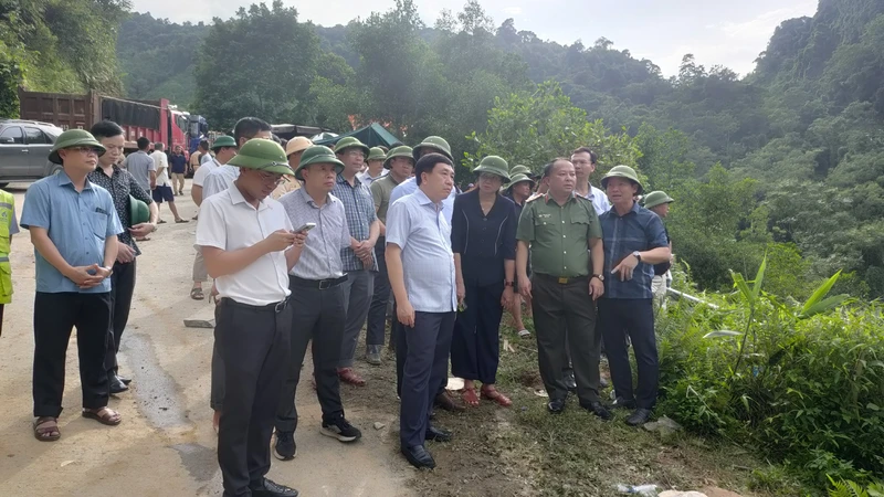 Đồng chí Nguyễn Mạnh Dũng, Quyền Bí thư Tỉnh ủy Hà Giang chỉ đạo công tác tìm kiếm cứu nạn tại hiện trường vụ sạt lở đất.