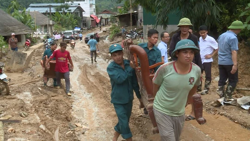 Xã Minh Sơn huy động lực lượng di dời người và tài sản của các hộ dân đến nơi an toàn.