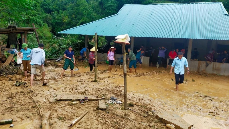 Xã Thông Nguyên, huyện Hoàng Su Phì huy động lực lượng tại chỗ giúp dân khắc phục hậu quả thiên tai.