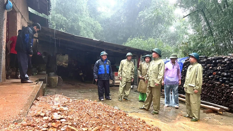 Lãnh đạo huyện Đồng Văn chỉ đạo công tác di dời các hộ dân ra khỏi vùng nguy cơ sạt lở.