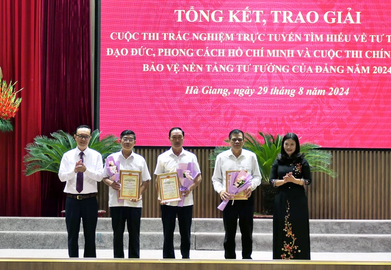 Lãnh đạo tỉnh Hà Giang trao giải cho các tập thể có thành tích xuất sắc trong công tác chỉ đạo, triển khai hưởng ứng cuộc thi. 