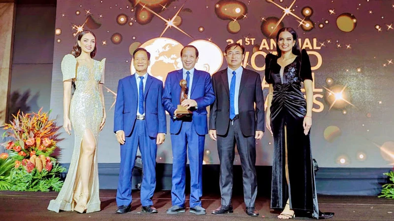 Các đồng chí lãnh đạo tỉnh Hà Giang tại Lễ trao giải thưởng World Travel Awards 2024.